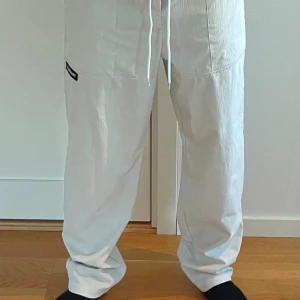 Byxor - Beiga byxor i storlek S.