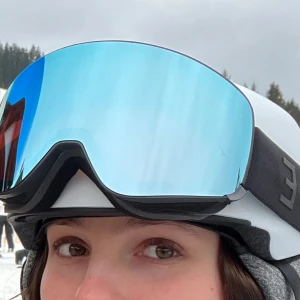 Skidglasögon - Säljer mina fina skidglasögon från eqpe som endast är använda en gång då orginalglaset tyvärr blev repat (se två sista bilder). Man kan köpa ny lins på eqpes hemsida. Det följer även med en genomskinlig lins som är helt oanvänd. Man kan byta lins på skidglasögonen. Utöver reporna på ena linsen är de i helt nytt skick. Nypris är 999 kr.