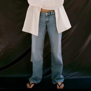 Lågmidjade Zara jeans  - Säljer ett par ljusblå jeans med klassisk femficksdesign och normal midja från Zara. Jeansen har raka ben och en avslappnad passform, perfekta för en chill och stilren look. Materialet är jeans och färgen är snyggt tvättad ljusblå.