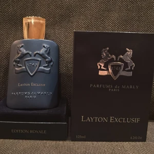 Layton Exclusif Edition Royale 125ml - Lyxig och exklusiv parfym från Parfums de Marly, Paris. Layton Exclusif Edition Royale kommer i en stilren flaska och rymmer 125ml. Perfekt för dig som vill sticka ut med något unikt och elegant.