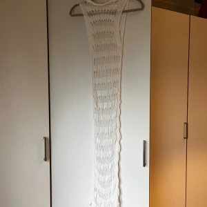 Vit lång stickad klänning - Strand klänning, supersnygg lång stickad klänning i vit ton med coolt hålmönster och ärmlös design.  XS/S/M