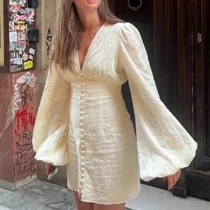 Adoore klänning, ljusgul - Superfin ljusgul klänning från Adoore💛 Helt oanvända, prislapp kvar! (Första bilden är lånad)