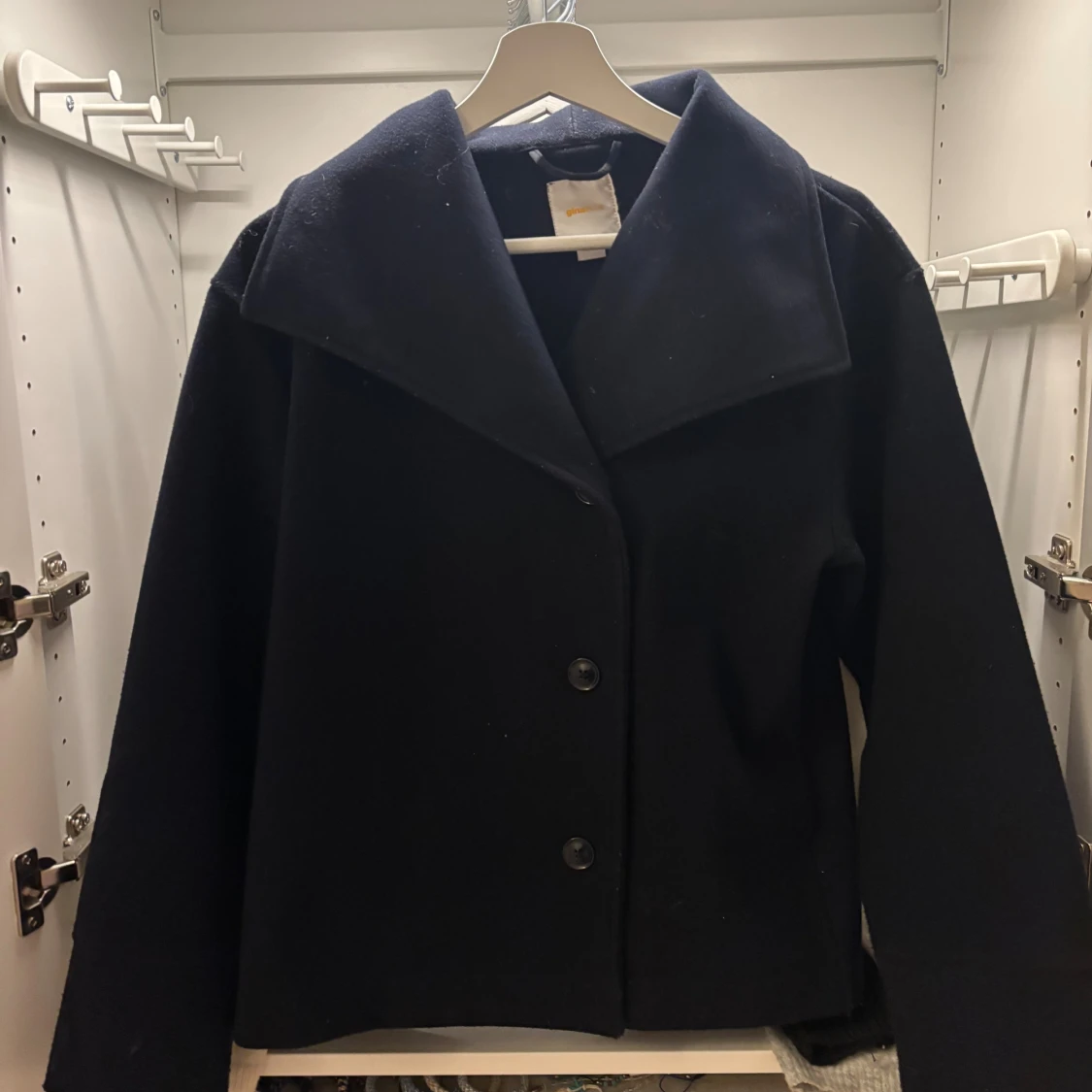 Svart skepparkavaj med bred krage