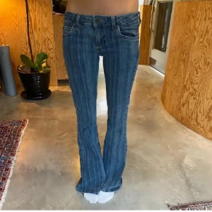 Jeans - Intressekoll på supersnygga lågmidjade bootcut jeans från Urban Outfitters.   Storlek W30 L32