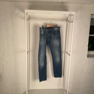 Tiger of sweden pistelero. 31/32 - Snygga blå jeans från Tiger of Sweden med klassisk femficksdesign och orangea kontrastsömmar. Jeansen har en rak passform och är tillverkade i slitstarkt denimtyg. Perfekta för dig som gillar stilrena och tidlösa jeans.