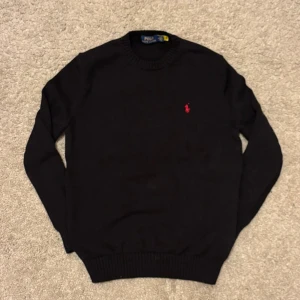 Svart Polo Ralph Lauren Tröja - Jätte skön svart Polo Ralph Lauren tröja som knappt är använd - Pris: 499 kr - Storlek: M men sitter som S/M - Först till kvarn!
