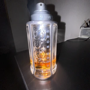 Hugo Boss The Scent Intense 100ml - Stilren och modern parfym från Hugo Boss, The Scent Intense. Flaskan innehåller 100 ml och är tillverkad i Storbritannien. Perfekt för dig som vill sticka ut med en klassisk och trendig doft.