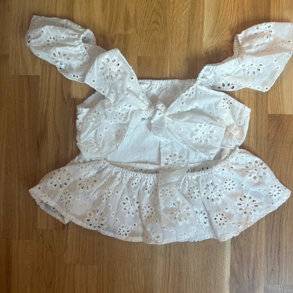 Vit blus med volang och rosett - 1