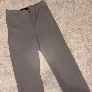 Grå kostymbyxor från Vero Moda - Snygga grå byxor från Vero Moda i modellen Zamira MR Slim Straight Pant. De har raka ben, medelhög midja och fin passform. 💓💓