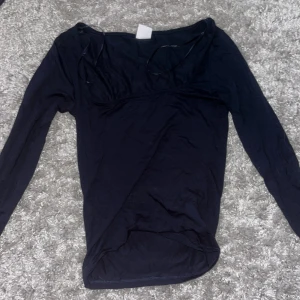 Marinblå långärmad topp från Gina Tricot - Säljer en marinblå långärmad topp från Gina Tricot. Toppen har en smickrande, något djupare urringning. Materialet är mjukt och stretchigt, perfekt för en clean och stilren look. Helt ny aldrig använd