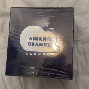 Ariana Grande Cloud 2.0 Intense - Cloud 2.0 Intense från Ariana Grande, 100 ml eau de parfum spray. Perfekt för dig som vill ha en ikonisk doft i stor flaska. Snygg förpackning som sticker ut och passar dig som gillar trendiga produkter.