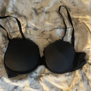 Push up bh svart  - En push up bh från h&m i mikrofiber material och spets kant, använd men i bra skick och ser knappt använd ut! Storlek 80b