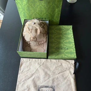 Gucci jumbo  - En Gucci jumbo keps i toppen skick säljer den då den inte kommer till användning. Alla tillbehör du ser på bilden medföljer om du har några frågor eller vill ha fler bilder tveka inte på att fråga. Kepsen är storlek m (57cm) 