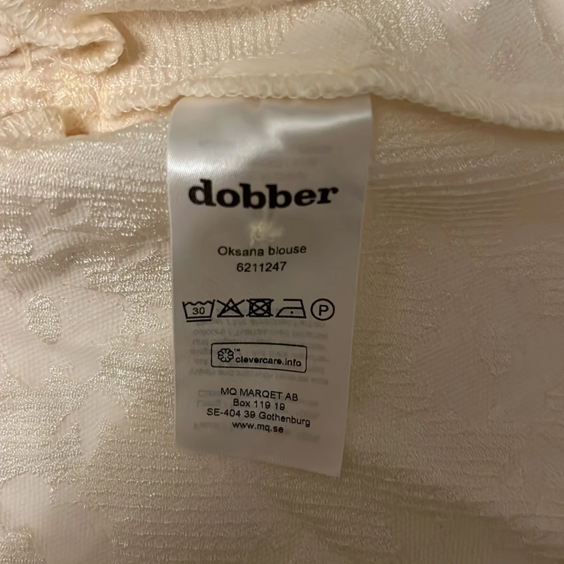 Blommig ljus blus från Dobber - 1