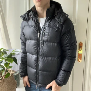 Ralph Lauren performance dun jacka - Ralph Lauren performance dun jacka storlek S då Modellen är 180 cm 75 kg! ✌️, ganska många små defekter som små håll som ni ser på bilden, ser likadant ut på andra armén. Själva grejerna som spänner åt på armen är också bortklippa som ni ser. Annars är det en väldigt fin jakca. Såklart äkta, btw är taggen inuti nästan helt borta som ni ser då den är väldigt använd. 