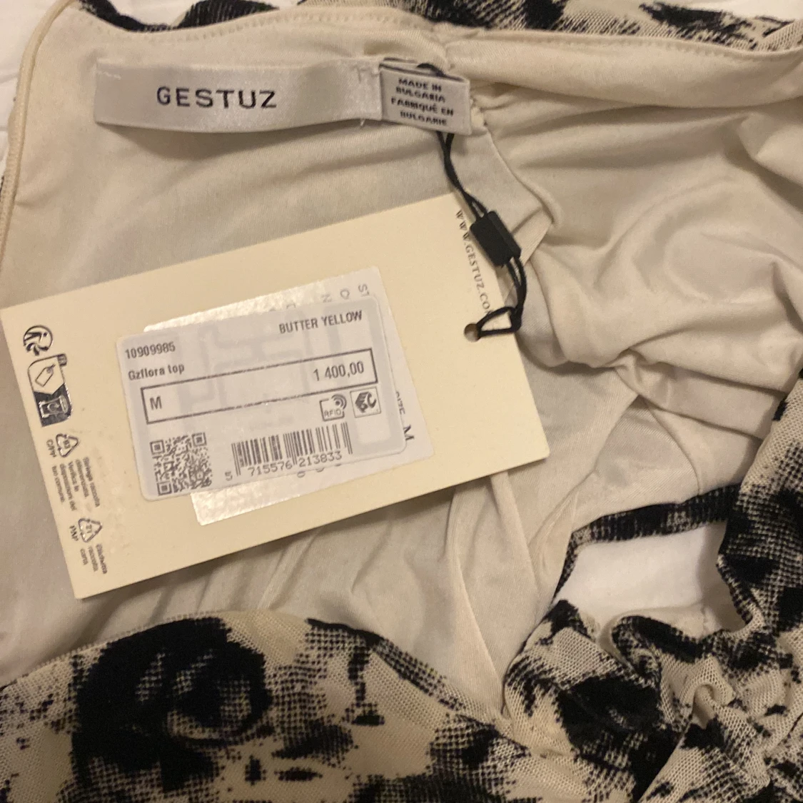 Krämvit och svart topp med blommor  - 3