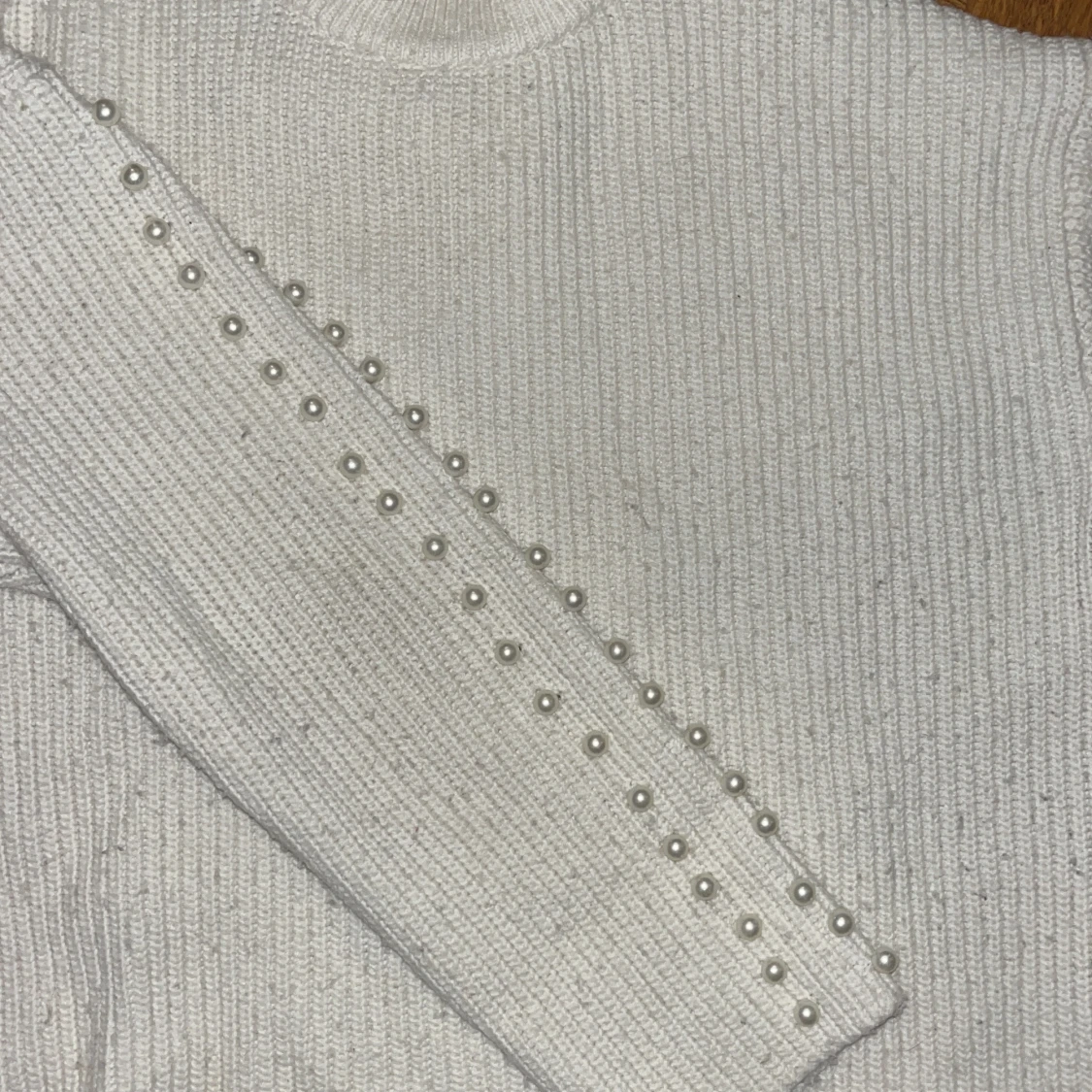 Vi stickad teöja med vita pärlor - 1
