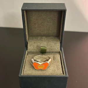 Silverring med orange fjäril - Cool silverring med en stor orange fjäril framtill