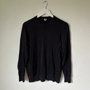 Mörkblå stickad tröja från Arket - Mörkblå stickad tröja från Arket i storlek S. Tröjan har rund hals, ribbade muddar och är tillverkad i en mjuk blandning av bomull och silke. Perfekt för dig som gillar stilrena och enkla plagg med skön passform. 4D15