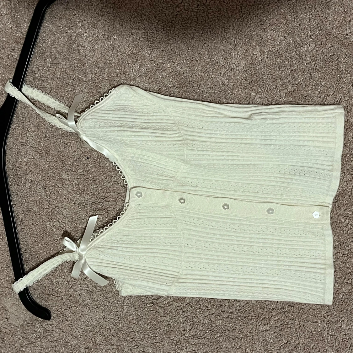 Vit ribbad linnetopp med rosetter