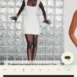 SÖKES - Meshki Lýsandra Crepe Mini Dress - Ivory - Sökes Meshki Lýsandrs Crepe Mini Dress i färgen Ivory! Storlek S eller M! 