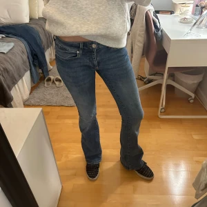 Blå bootcut jeans - Midjemått: 33cm tvärsöver, innerbensläng: 79cm