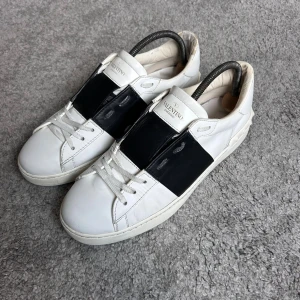 Valentino open - •9/10 skick - ✅ •Storlek - 43📏 •Inkluderat - Skor👟 •Fraktar - inom 24h📦