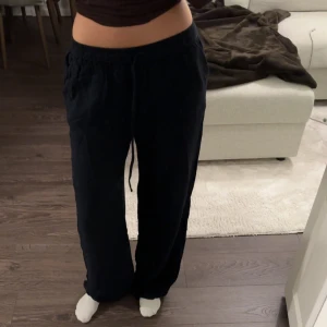 Linnebyxor med låg midja och vida ben  - Använda fåtal gånger, normal i storleken.