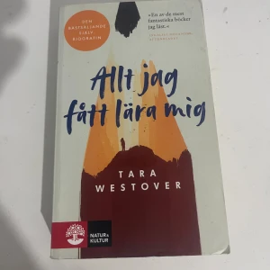 Allt jag fått lära mig - Upptäck den bästsäljande självbiografin som hyllats av kritiker! En gripande berättelse om att växa upp och hitta sin egen väg. Perfekt för dig som gillar inspirerande och verklighetsbaserade historier.