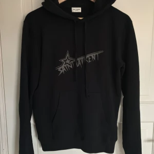 Saint laurent hoodie - Tja säljer denna schyssta ysl hoodien i storlek S , nyskick! nypris 5000 mitt pris endast 2199kr skriv om du har någon fråga// armadiosell