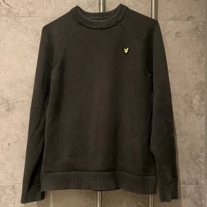 Mörkgrön lyle Scott stickad tjocktröja  - Säljer min broshas lyle Scott stickade tröja som näst blev liggande sedan inköp. Rejält och tjockt bomulls material som håller värmen under vintrarna. Perfekt till skolan eller annan vardag🍂 köpt på KidsBrandStore förra året nypris 699kr