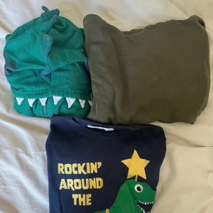 Klädpaket 134/140 - Säljer min lillebrors gamla kläder som han inte använder längre. Allt i väldigt fint skick. 1 hoodie från kappahl 1 stickad tröja från h&m 1 SipUp hoodie från h&m Vid frågor är det bara att skriva, pris kan diskuteras 💕