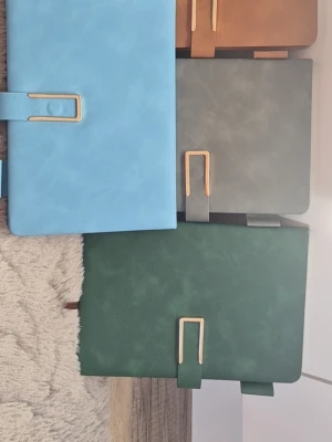 A5 leather notebook - Stylish notebook with space for a pen. Perfect for organizing your thoughts and ideas. suitable for Business Meetings, College, Journaling - Personalizable Diary & Planner If you buy 1 then 99 kr for each If you buy 2 then 89 kr for each if you but 3 then 79 kr for each if you buy 4 then 69 kr for each Let me know which colour or colours and how many you want. If you dont tell so i will send random one.  shipping same day if you order during opening hours of postoffice otherwise next day