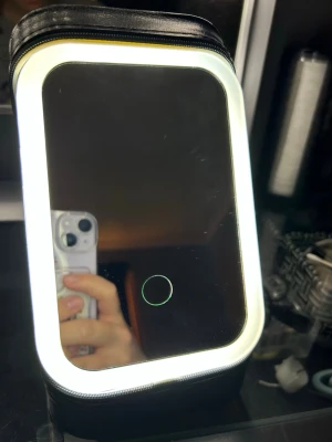 LED light smyckeskrin - Svart smyckeskrin med ledljus. Ljuset har tre lika ljusinställningar och touchskärm. Det finns ett varm, kallt och ett mer neutralt ljus! Laddare till enheten medföljs! Den har inte använt så den är i nyskick utan några skador. Utsidan av skrinet är läderaktigt.      Nypris: ca 300kr