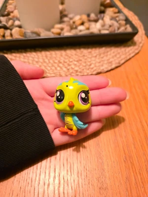 Littlest pet shop - Littlest pet shop fågel Finns fler i min profil för samfrakt. Följ gärna mitt konto då jag kommer lägga upp fler figurer😊