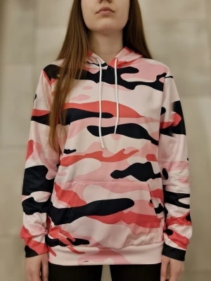Hoodie rosa - Hoodie rosa. Modehuva, Casual sportströja i svart camo med framficka. Stretchblandning. Polyester. Lämplig för vår och höst. Maskintvättbar.  Perfekt för daglig användning.