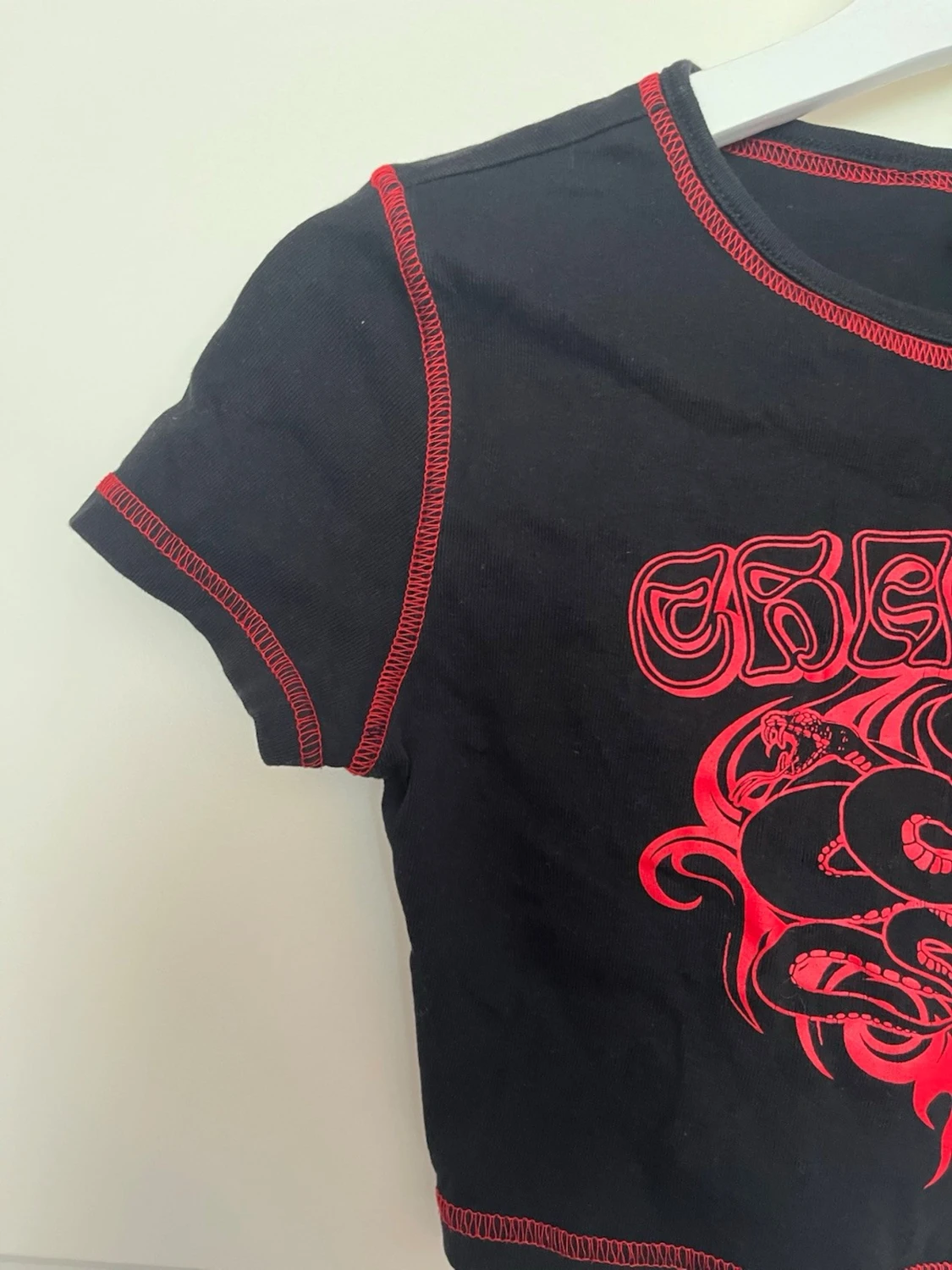 Svart croppad topp med röd drakprint - 4