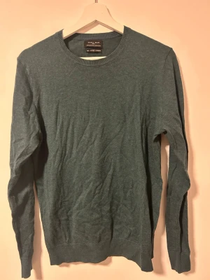 Mörkgrön tröja i Kashmir mix från Zara Man - Mörkgrön stickad tröja från Zara Man med rund halsringning och långa ärmar. Tröjan är knappt använd. Tröjan består av Kashmir, bomull och silke. Pris kan diskuteras. Fler bilder kan skickas vid behov.