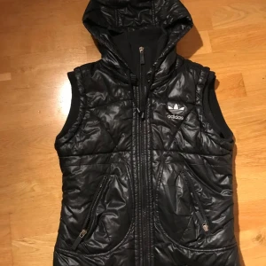 Adidas väst - Äkta Adidas väst inte mycket andvänd. Köpte den på humana för 400kr. Pris kan diskuteras❤️stor S kan passa M