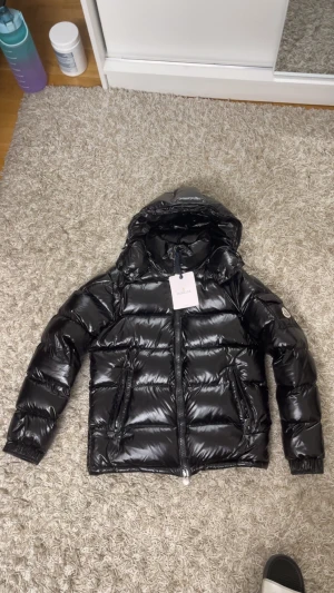 Moncler Maya  -  Säljer min helt nya Moncler Då jag föredrar Andra färger jag kan när som sagt helt ny, Alla taggar på och oanvänd. Jag kan passa dig med storlek S, men står i storlek 2 eftersom Monclers Storlekar är annorlunda som till exempel 1,2,3,4…. Istället för XS,S,M,L…. Jag kan passar mig som är 178 cm lång Som man kan se på bilden.Vid intresse så är det bara att skriva, pris kan diskuteras vid snabb affär.