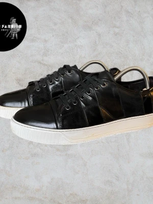 Lanvin skor DBB1 - Lanvin skor med paneler i både blankt samt matt skinn och mocka. Väldigt snygga sticker ut lite mer än vanliga svarta lanvins.  Har några mindre defekter kontakta mig för mer info och bild. I övrig fint skick och mycket kvar att. Storlek 7 motsvara ungefär storlek 41. Fråga gärna om innermått vid osäkerhet! Endast skor, ingen og.                                                                                       Nypris 4000-6000 kr | Vårt pris: 1599 kr                  