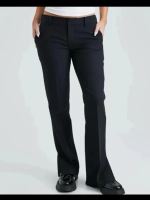 Svarta kostymbyxor - Snygga svarta kostym byxor, säljer de då de inte passade mig. Liten defekt längst ned på baksidan av kostymbyxorna då de legat i förrådet men går att tvättas bort,  annars nya! 💞Modell: Vera, tall