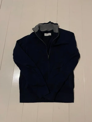 Mörkblå ziptröja från Pier One - Säljer en mörkblå fullzip från Pier One. Tröjan har en krage med grå insida och ribbade muddar. Perfekt för lager-på-lager och enkel att matcha med jeans eller chinos. (Fri frakt till 7:e februari!🙌)