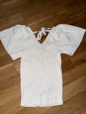 Topp  - Med utsvängda ärmar, jättefin! Använd någon enstaka gång 🌸