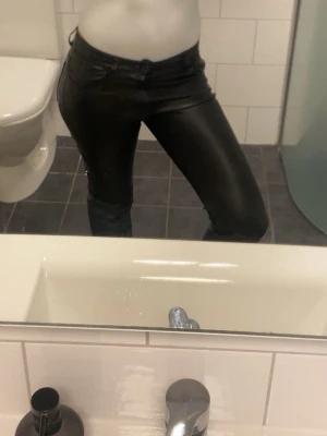 skinnbyxor från bikbok - helt nya utan prislapp, orginalpris runt 500