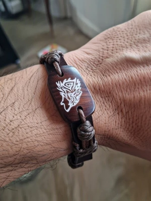 Armband varglogga. I PU läder. - Armband varglogga. I PU läder. Justerbart.