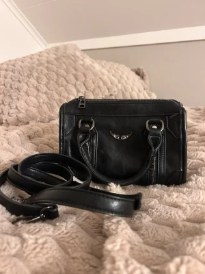 Svart handväska inspirerad av populärt märke  - Säljer denna handväskan som är inspirerad av Zadig Voltaire. Väskan är alltså INTE äkta och den är köpt utomlands för 50,5€💗💘💖Använd fåtal gånger, och helt i nyskick!