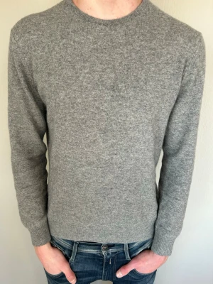 100% Kashmir tröja - Tja säljer nu denna riktigt snygga och sköna kashmir tröja, tröjan är gjord av 100% Kashmir och är i storlek S där nypriset är cirka 4000, skick 9/10 vid minsta lilla fundering så är det bara att höra av sig!  Mvh Santén