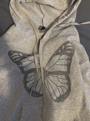 en tröja med dekoration i mitten  - den är i bra skick, behövs bara tvättas innan ivägskickning.