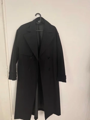 Svart trenchcoat från Zara - Superfin, använd max 2-3 ggr 